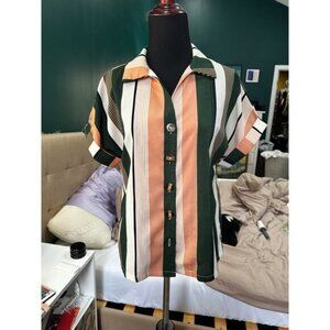 Super cute short sleeve button up shirt